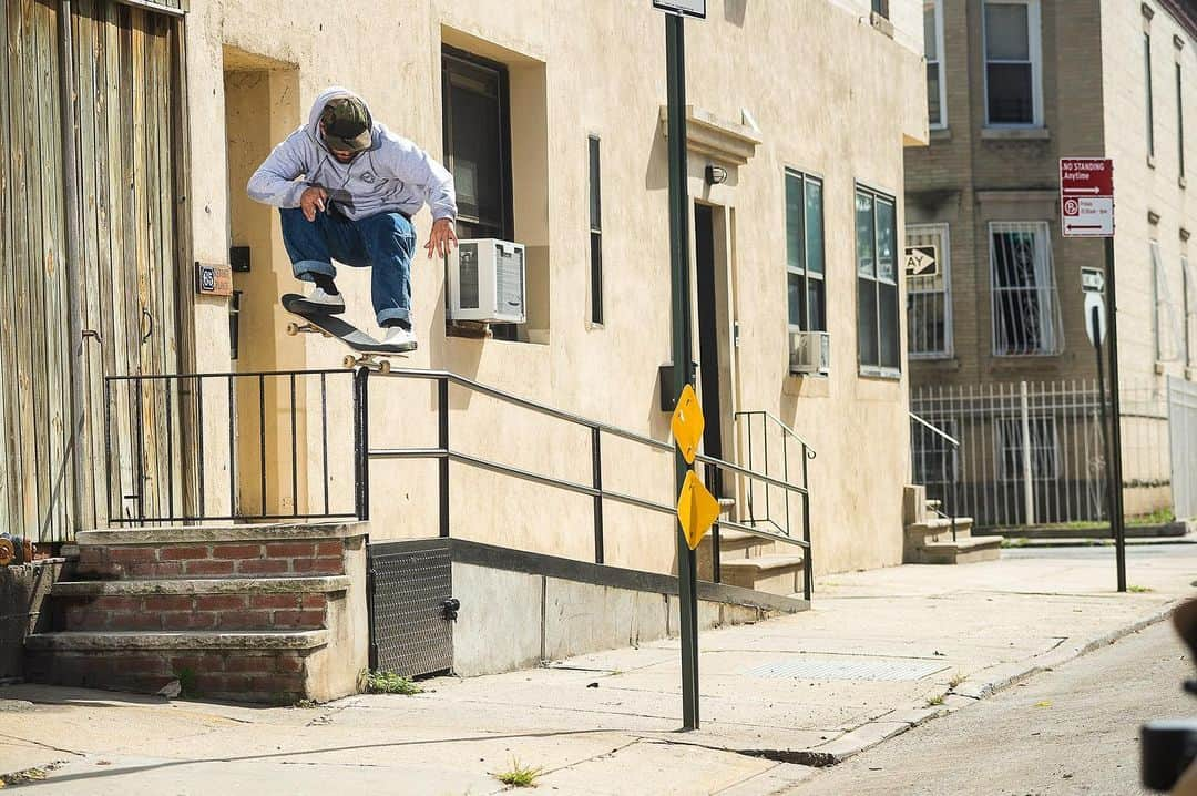 Vans Skateさんのインスタグラム写真 - (Vans SkateInstagram)「🎉 Happy Birthday to @AntiHero18’s very own #AustinKanfoush! 🍻#TBT to Austin’s nosegrind 180 in the Big 🍎 from our @ThrasherMag NYC Death Match trip. 📸: @Burnout」5月29日 11時23分 - vansskate