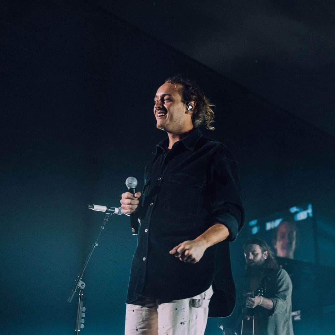ユナイテッドのインスタグラム：「Along with Joel, Ben Hastings co-wrote 'Highlands' on our new album. Got a question for him about songwriting, touring, or anything in between? (We, for one, would like to know what conditioner he's using). Head to our Story now to ask a question.」