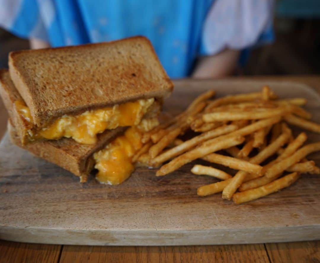 竹内由恵さんのインスタグラム写真 - (竹内由恵Instagram)「卵とチーズが、とろ〜ん  #サンドイッチ #パン大好き #ロンハーマンカフェ」5月29日 11時27分 - yoshie0takeuchi