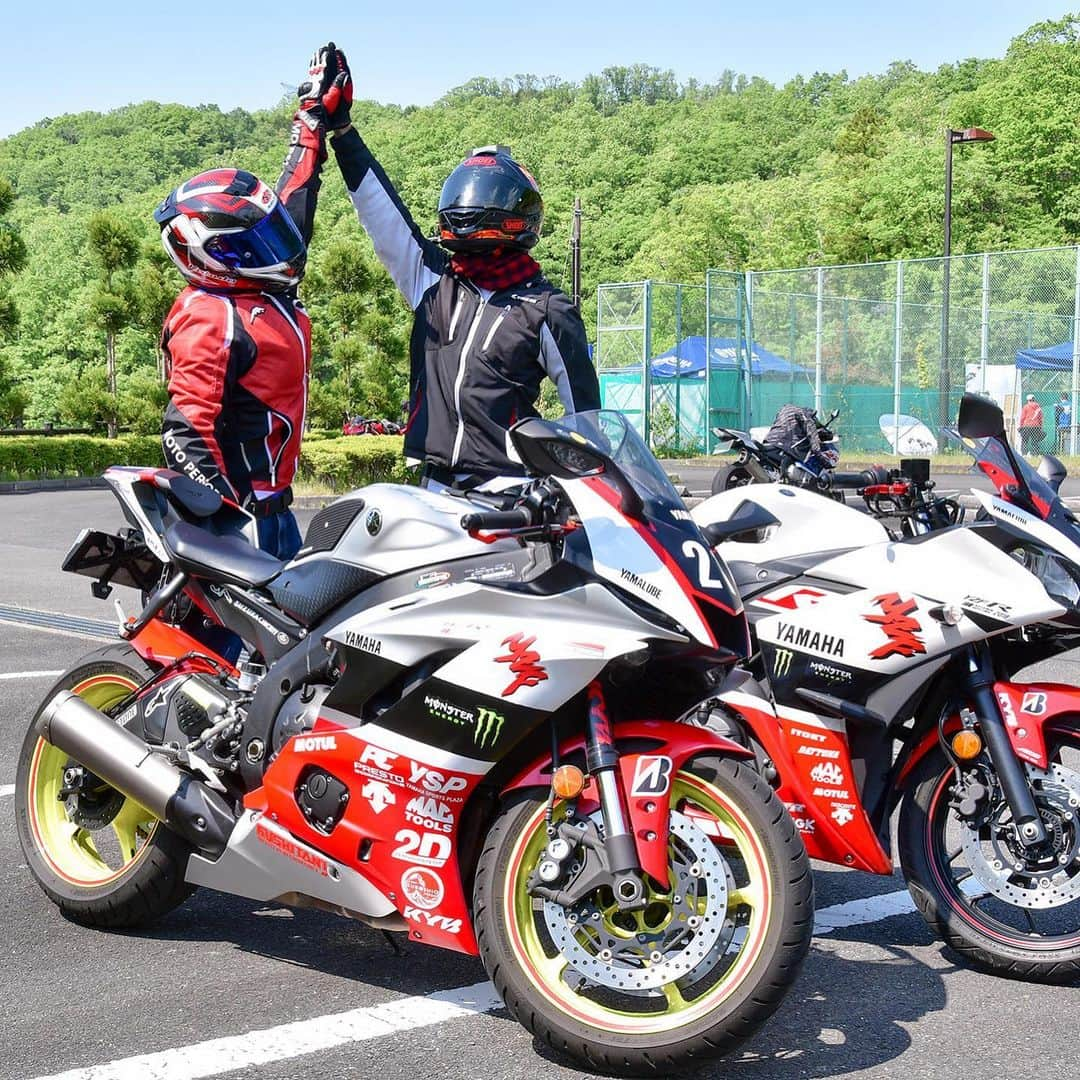 ヤマハ バイクさんのインスタグラム写真 - (ヤマハ バイクInstagram)「「YZF-R3/R25 オーナーズフォトツアー」 #5月11日#京都#日吉ダム#駐車場#開催しました 4年連続で8耐優勝に輝いた2018年YAMAHA FACTORY RACING TEAMの「YZF-R1」を参考にドレスアップした「YZF-R6」と「YZF-R25」のオーナーさんが意気投合！ #意気投合 #鈴鹿8耐 #YZFR25#YZFR6 #オーナーズフォトツアー #ヤマハが好きならどなたでも参加OK #R25を晒す#R6を晒す #japanriders #bike_japan #YAMAHAが美しい #人という字は人と人とが支え合ってできてる」5月29日 11時27分 - yamaha_bike