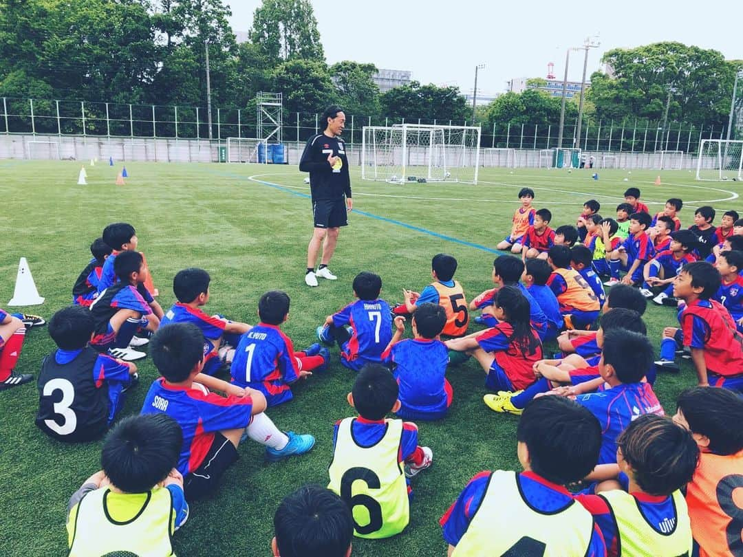 石川直宏さんのインスタグラム写真 - (石川直宏Instagram)「半年振りにスパイク履きました 笑 2つの取材(乞うご期待！)、スクール参加で5時間プレー。今日のからだ、パキパキ💦 でも皆でボールを蹴るのはやっぱり楽しいね♪ それぞれのカテゴリーはあるけど、FC東京のエンブレムを胸に躍動し、全力でチャレンジする姿があって嬉しい✨ . #fctokyo #FC東京 #tokyo #FC東京サッカースクール #FC東京普及部 #FC東京U15深川 #FC東京育成部 #FC東京ファミリー #fctokyoclubcommunicator  #FC東京クラブコミュニケーター #CC」5月29日 11時29分 - sgss.18