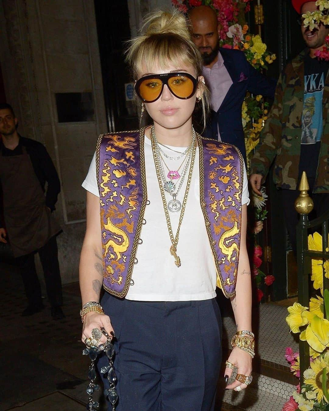 Just Jaredさんのインスタグラム写真 - (Just JaredInstagram)「@mileycyrus wears a retro outfit while stepping out for dinner in London on Tuesday night #MileyCyrus Photos: Backgrid」5月29日 11時40分 - justjared