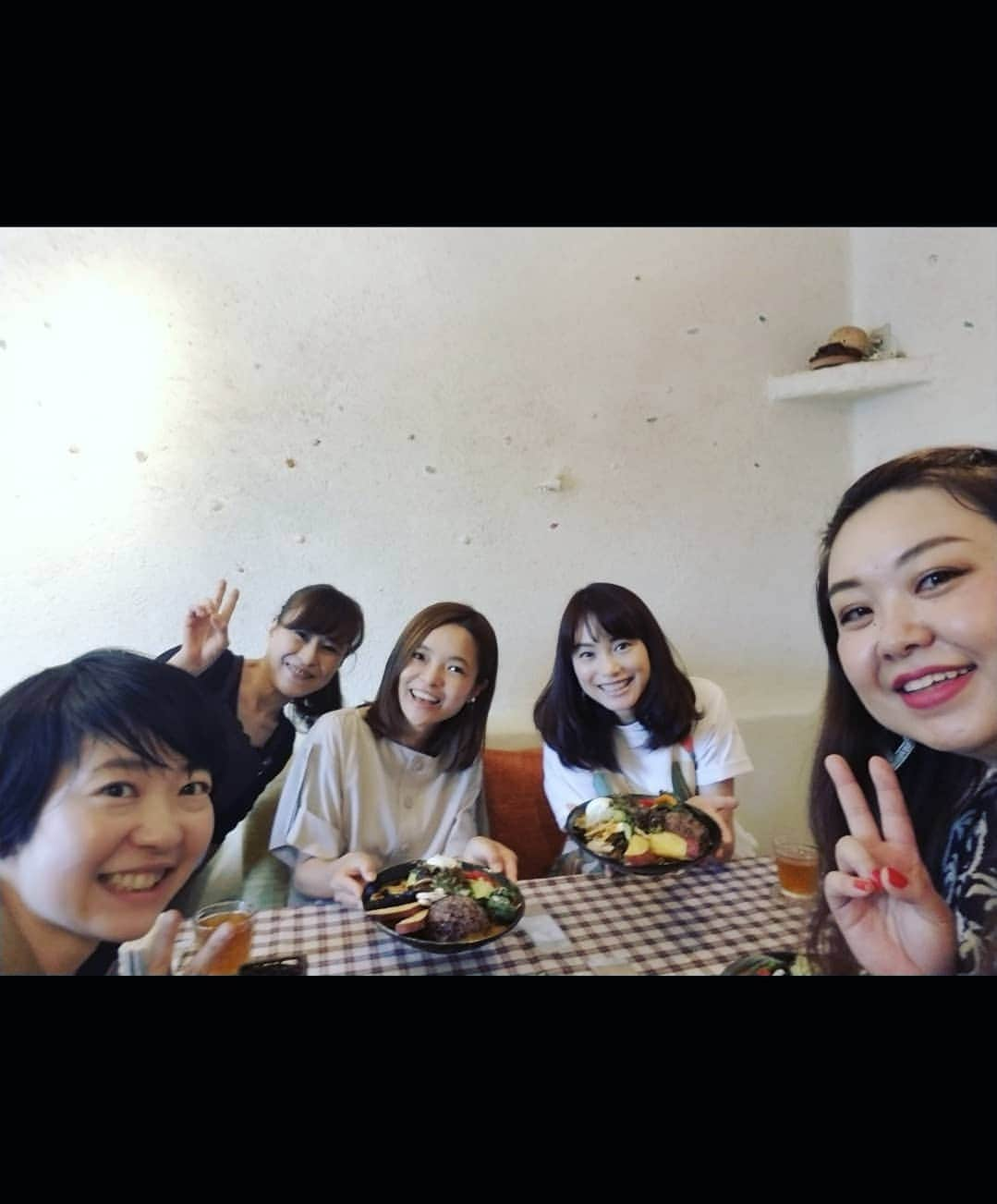 蛯原英里さんのインスタグラム写真 - (蛯原英里Instagram)「先日、いつもお世話になっているお友達のヘアメイクさんの @yukieyasunami と@iku_min99 と一緒に中目黒の薬膳カレー「香食楽（かくら）」@kakura_nakameguro へ行ってきました～😊 香食楽カレーと黒カレーとベジカレーの３種のカレーを頼み、お野菜、アボカド、半熟玉子、トロトロのポークなどをトッピング♪ ボリューミーで色彩鮮やか！ 薬膳食材が入っているので、 旨味もあって美味しかったです✨ 薬膳茶も、その日の体調に合わせて選べこちらも美味しかったですよ！ そして、ヘアメイクの安並さんと育美さんの以前からの共通のお友達だったという@hirokochal にも出会い、お友達に💕素敵な出会いに感謝です～！ 「香食楽（かくら）」の オーナーの井村さんも素敵な方 ありがとうございました～☺️ #素敵な出会い #感謝 #薬膳カレー #美味しかった #薬膳茶 #また絶対行く #思い出すと #食べたくなる #美味しさ」5月29日 11時32分 - eriebihara