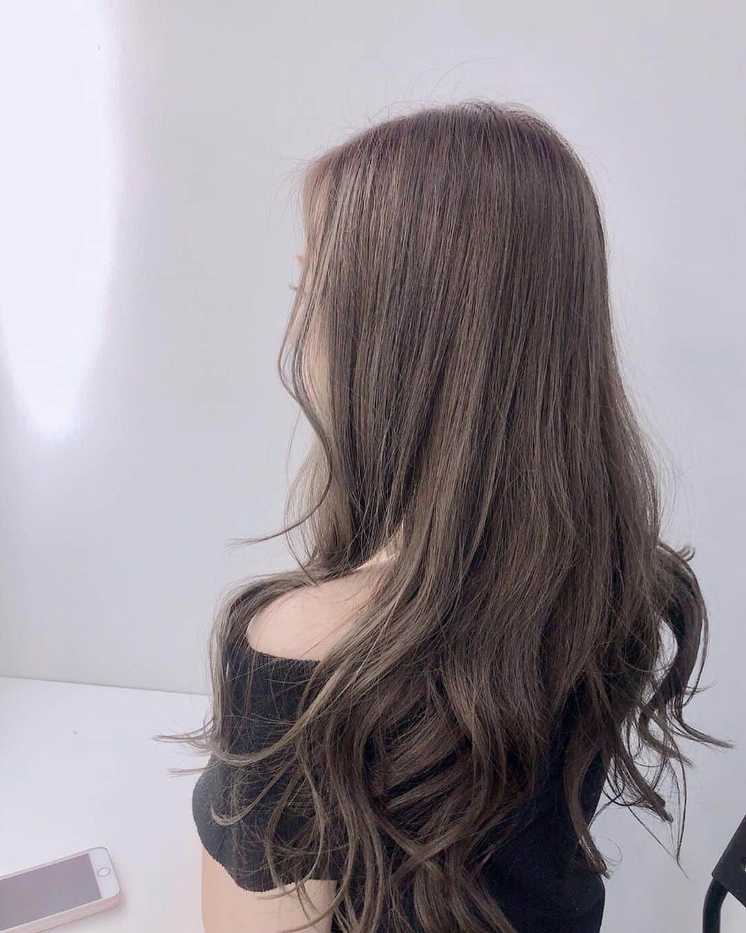 西村季里子のインスタグラム：「・ 髪色、だんだん落ち着いてきて いまがめちゃいい色すぎる🥺💜 これ以上色落ちしてほしくないので ムラシャンとトリートメントでがんばる💪🏻✨ きのうは洋服、サンダル、コスメ 狙ってたもの全部買えて大満足💸 もうすぐ6月か〜予定たくさんだ〜💗 #美容院#アッシュグレー #アッシュカラー  #ブリーチカラー #ブリーチ#ヘアカラー #ストレス発散 #美容#買い物#💸 #followme #follow」