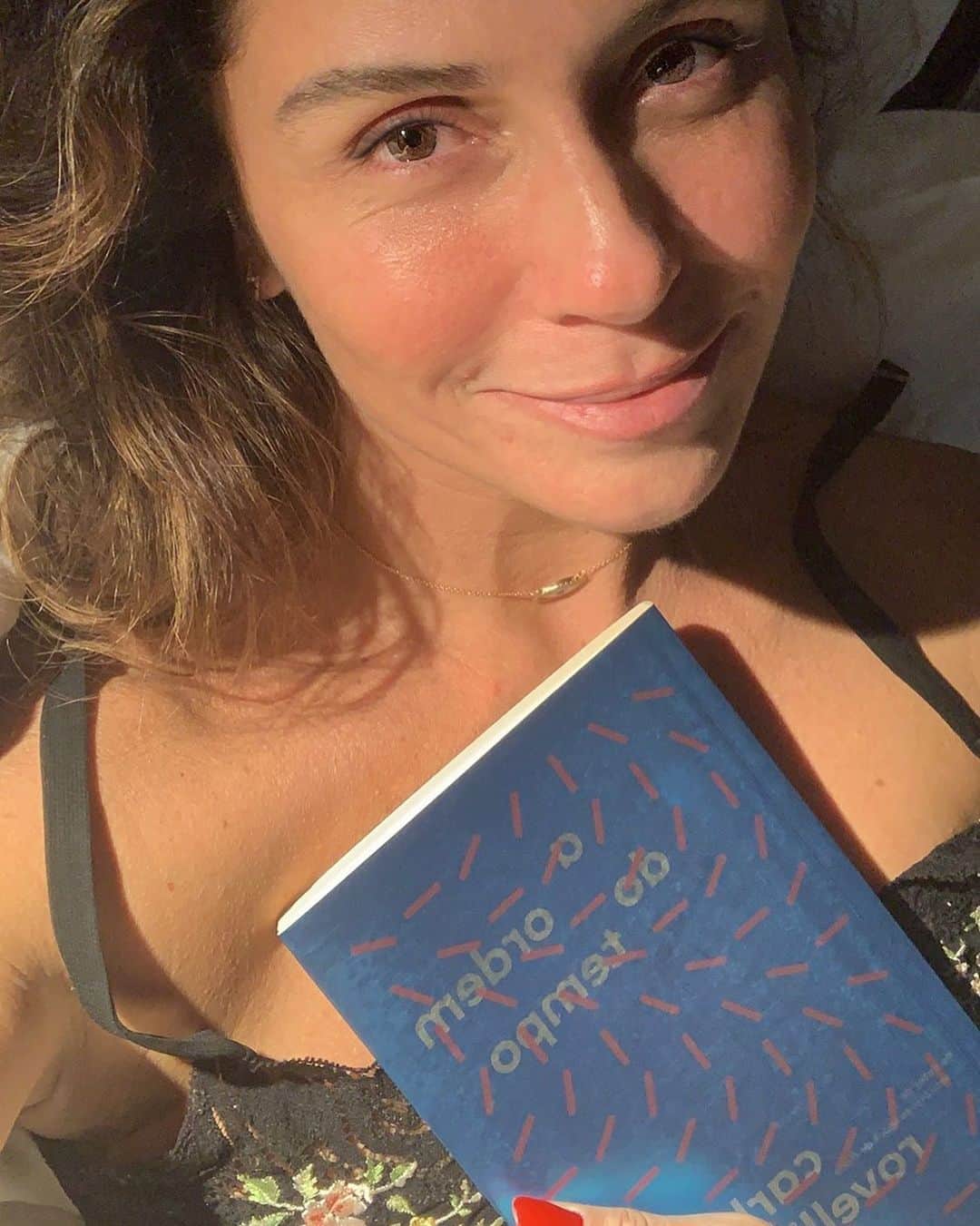 Giovanna Antonelliのインスタグラム：「Boa noite com uma boa leitura!!!!!! 📖 📚」