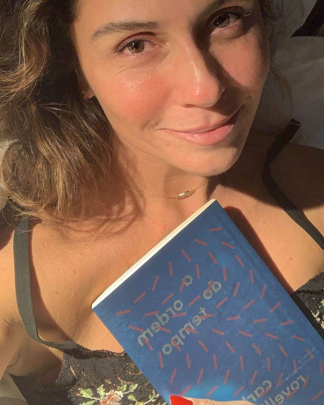 Giovanna Antonelliさんのインスタグラム写真 - (Giovanna AntonelliInstagram)「Boa noite com uma boa leitura!!!!!! 📖 📚」5月29日 11時57分 - giovannaantonelli