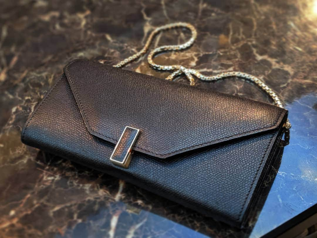 高橋メアリージュンさんのインスタグラム写真 - (高橋メアリージュンInstagram)「New wallet. #valextra  #wallet」5月29日 11時55分 - maryjuntakahashi