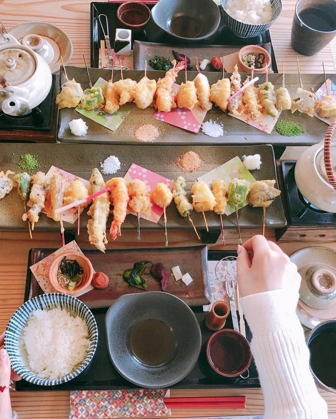 LeTRONC ルトロンさんのインスタグラム写真 - (LeTRONC ルトロンInstagram)「【舞妓飯 嵐山店 / 京都】﻿ .﻿ 京都の嵐山を眺めながら料理を楽しめる絶景スポットにある「舞妓飯(まいこはん)」👘﻿ 好きなものをちょっとづつたくさん楽しめる、完全予約制の「16色のひとくち串天ぷら膳」✨﻿ お店こだわりの野菜8本に、残りは20種類の中から好きな天ぷらを選べるスタイル。コースには鯛の出汁から作った土瓶蒸しもあり、ご飯にかければ贅沢なお茶漬けに。デザートの自家製梅酒ゼリーは口の中をさっぱりとしめてくれます🍸﻿ ぜひ味わいに行ってみてくださいね😋﻿ .﻿ 📍京都府京都市右京区嵯峨柳田町45-1﻿ .﻿ 📷写真・情報提供：@chii5951さん﻿ 素敵な投稿をありがとうございます✨﻿ .﻿ \ 一緒にルトロンinstagramを盛り上げませんか？🙋‍♀️ /﻿ #ルトロン で素敵なおでかけ体験をシェアしてくれる方を大募集しています♪投稿内容は、instagramで紹介させていただきます☺️﻿ .﻿ #letronc #japan #kyoto #舞妓飯 #舞妓飯嵐山店 #maikohan #16色のひとくち串天ぷら膳 #天ぷら #tempura #土瓶蒸し #梅酒ゼリー #コース料理 #完全予約制 #予約制 #予約制ランチ #関西 #関西グルメ #京都 #京都グルメ #嵐山 #嵐山グルメ #グルメ #グルメ女子 #グルメ部 #グルメ巡り #グルメ女子と繋がりたい #グルメな人と繋がりたい」5月29日 12時05分 - letronc.m