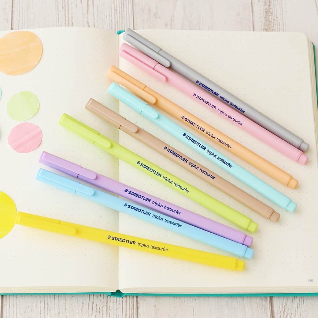 LOHACO（ロハコ）さんのインスタグラム写真 - (LOHACO（ロハコ）Instagram)「ミルキーカラーでポップにデコ🖍💓﻿ ステッドラーの「トリプラス」シリーズに﻿ ハイライターペンが登場💫﻿ ﻿ 弾力のあるペン先で細いライン➿🖍から﻿ 塗りつぶしまで思いのまま❣️﻿ ﻿ 三角の軸が手にフィットして﻿ とっても書きやすく疲れにくいんです😆💙﻿ 10色セットだから気分やページの雰囲気に合わせて使い分けもバッチリ👌💯﻿ ﻿ ケースはスタンドスタイルになるので﻿ デスクの上でも便利ですよ⭕️﻿ ＿＿＿＿＿＿＿＿＿＿＿＿＿＿﻿ ▼Instagramで紹介した写真の詳細は﻿ プロフィール @lohaco.jp から♪﻿ ﻿ ▼商品のURLはこちら﻿ https://685.jp/2Xaq0ey﻿ ＿＿＿＿＿＿＿＿＿＿＿＿＿＿＿﻿ ﻿ #ロハコ文具 #ステッドラー #staedtler #トリプラス #triplus  #tripluscolor #stationery﻿ #文房具 #stationeryaddict #文房具好き﻿ #文具好き #女子文具 #文具沼  #パステルカラー﻿ #文房具好きと繋がりたい #筆記具﻿ #マーカー #ペン #ノート術 #手帳　#勉強垢﻿ #なんでもロハコ #ロハコ #LOHACO﻿ #暮らし #くらし #インスタ映え﻿ #lohacobyaskul #askul #アスクル」5月29日 12時05分 - lohaco.jp
