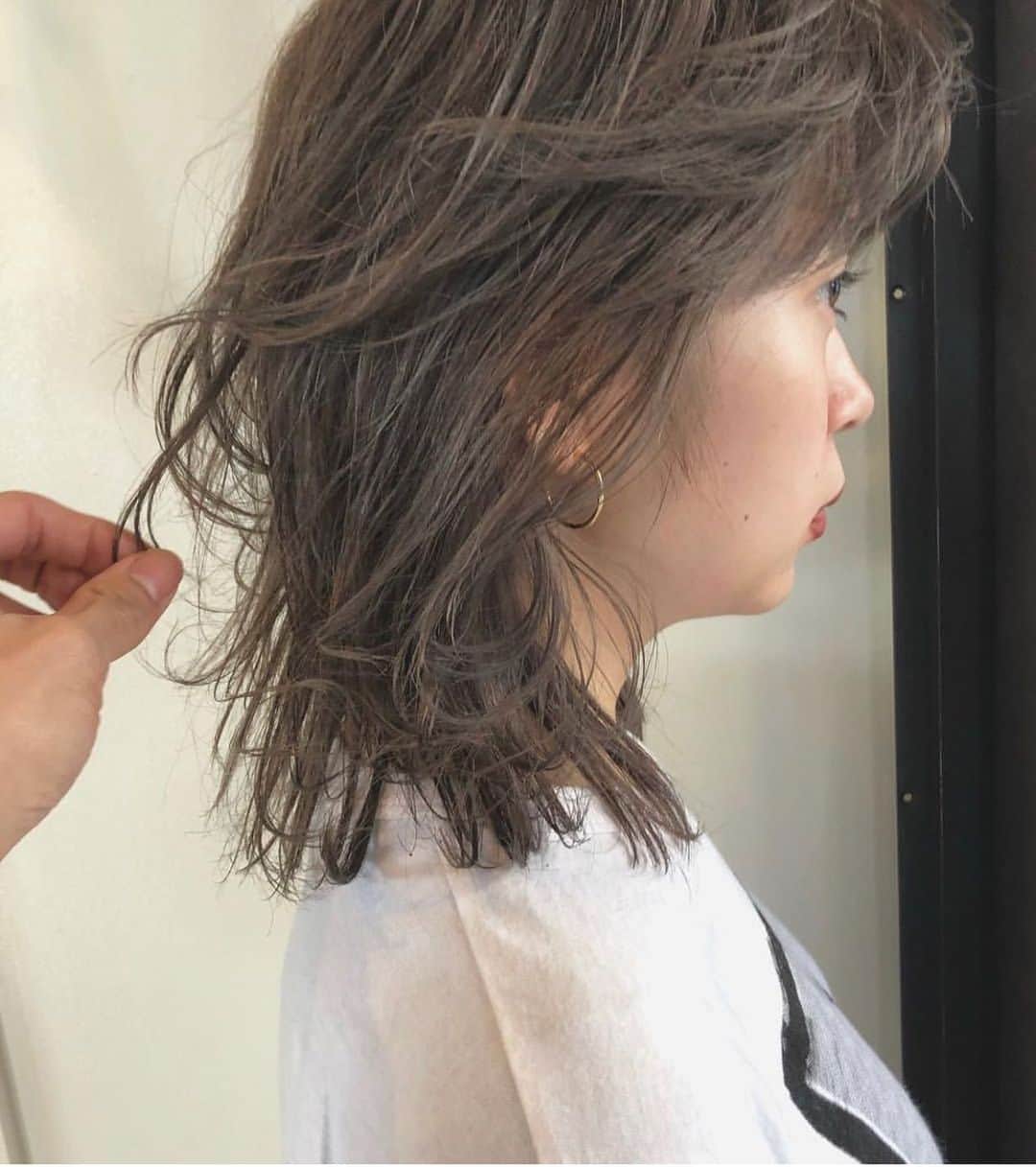 カワシリアツシのインスタグラム：「重めに飽きたら少し軽めに◎ ・ ・ ・ ・ブリーチの回数がわからない。 ・値段が気になる。 ・ダメージが心配。など なんでもご気軽にご相談ください😊 ・ ご予約やご相談はURLもしくはDM・LINEにて待ちしております🙆‍♂️ ・ ・ ・ ご予約はトップページURLをクリック😊 もしくはDMください✉️ ・ ネットで×になってても お取りできるお時間もございますので、 ご気軽にご相談ください🙆‍♂️ ・  #アディクシー #イルミナカラー  #外国人風カラー #ミニボブ #切りっぱなしボブ #ハイライト #外ハネ #グラデーション #外国人風 #ポートレート #美容室 #美容院 #美容学生 #撮影 #東京 #渋谷  #ショートヘア #グレージュ  #ブルージュ #ブリーチ #portrait #フィルムカメラ #hairstyle #ショートカット #haircolor #ハイトーン #데일리룩 #时尚 #แฟชั่น#デジキュア」