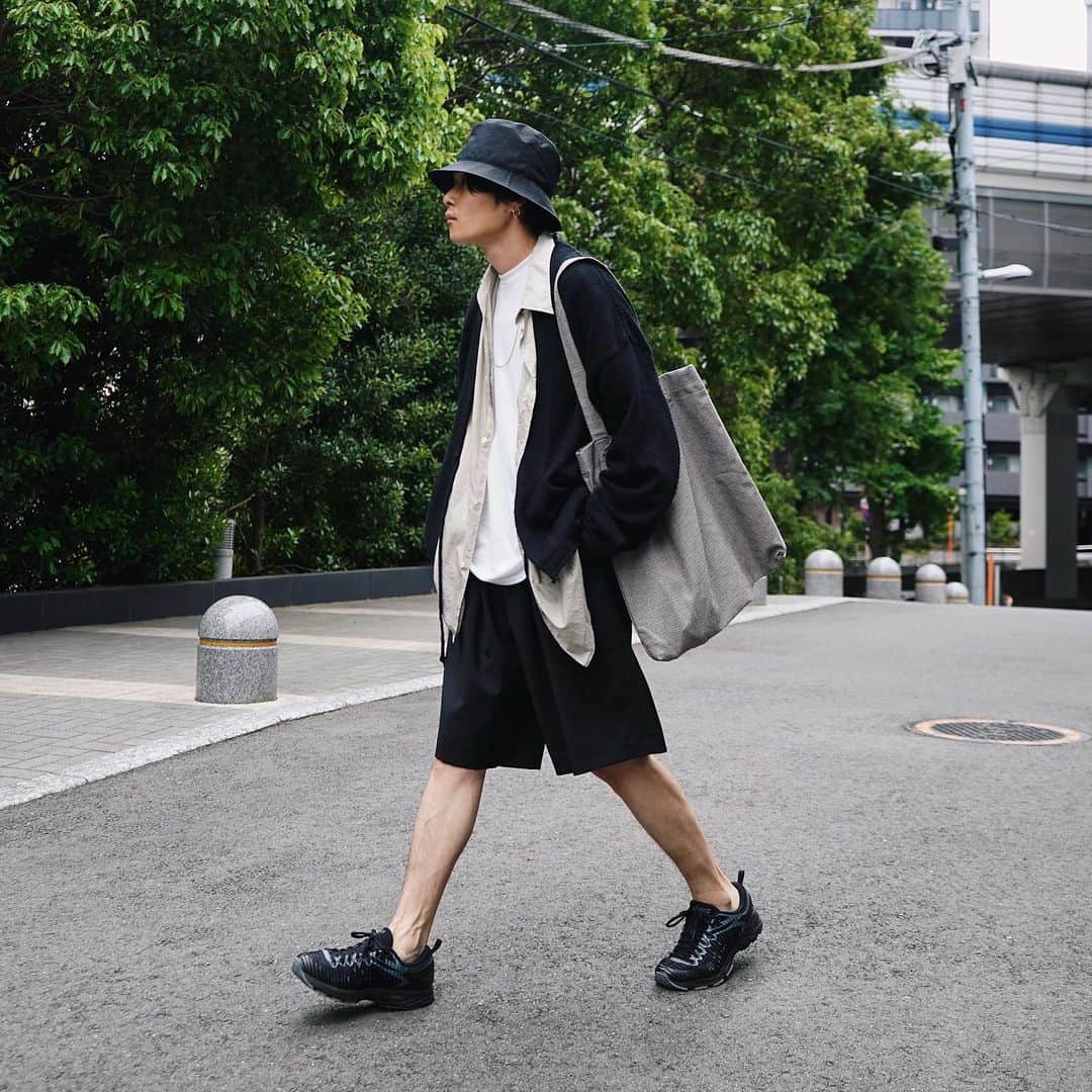 Ryoさんのインスタグラム写真 - (RyoInstagram)「ㅤㅤㅤㅤㅤㅤㅤㅤㅤㅤㅤㅤㅤ この時期だからこそできるコーデを楽しむ✊ すね毛は気にしない！ただし女子受けかなり悪いです🤣 彼女に怒られる笑 ㅤㅤㅤㅤㅤㅤㅤㅤㅤㅤㅤㅤㅤ outer:#faccies shirt:#graphpaper inner:#ssstein pants:#lownn shoes:#kikokostadinov × #asics hat:#kijimatakayuki bag:#mfpen」5月29日 12時03分 - ryo__takashima