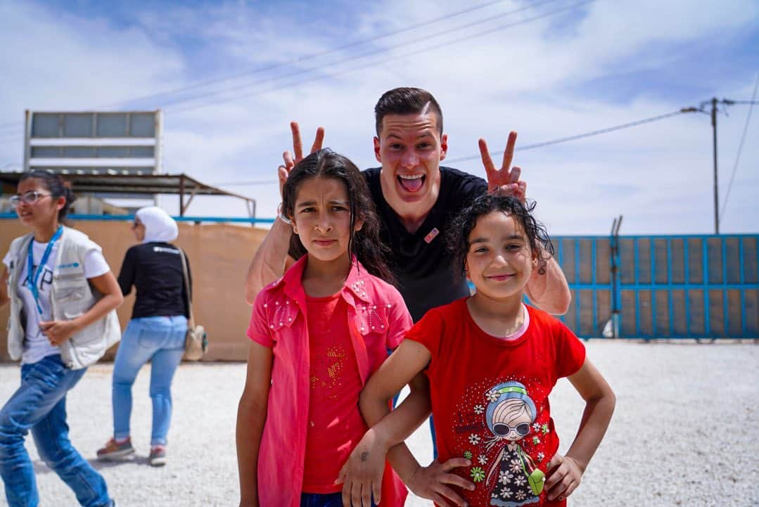 ユリアン・ドラクスラーさんのインスタグラム写真 - (ユリアン・ドラクスラーInstagram)「Unser zweiter Tag in Zaatari mit diesen mutigen und großartigen Kindern // Notre deuxième journée à Zaatari avec beaucoup d'enfants beaux et courageux // Our second day in Zaatari with a lot of brave and beautiful children • • • • • @unicef_deutschland @rtlwirhelfenkindern #kindheitbrauchtfrieden #jordan #amman #zaatari #jdx」5月29日 3時13分 - draxlerofficial