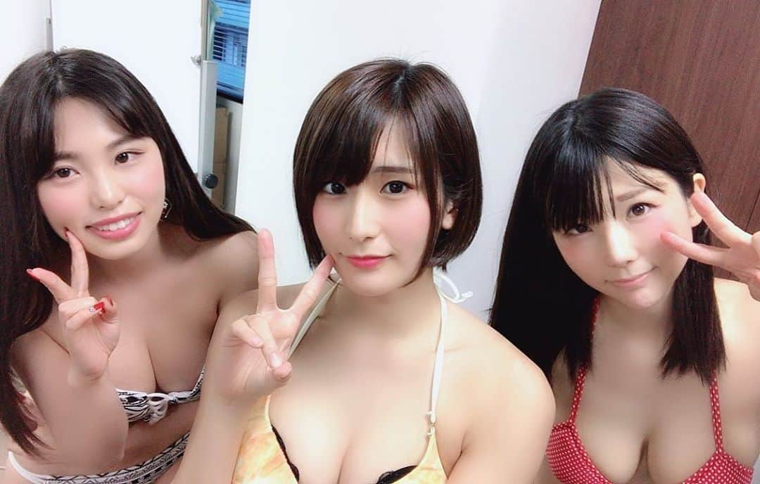 来栖うさこさんのインスタグラム写真 - (来栖うさこInstagram)「数日前の写真…👙💓 #ピアドル の３人で芸文社さんへ訪問してきました！！！✨ 水着で突撃です〜〜(*^ω^*) . 7/1発売の三誌に私達登場するのでお楽しみに✨雑誌名はまた改めてお知らせします🎵 . . . #来栖うさこ #齧り付きたいお尻 #model #PRメイト #若木萌 #天音汐那 #水着 #グラドル自画撮り部 #グラビア #芸文社」5月29日 3時07分 - kurusu_usako