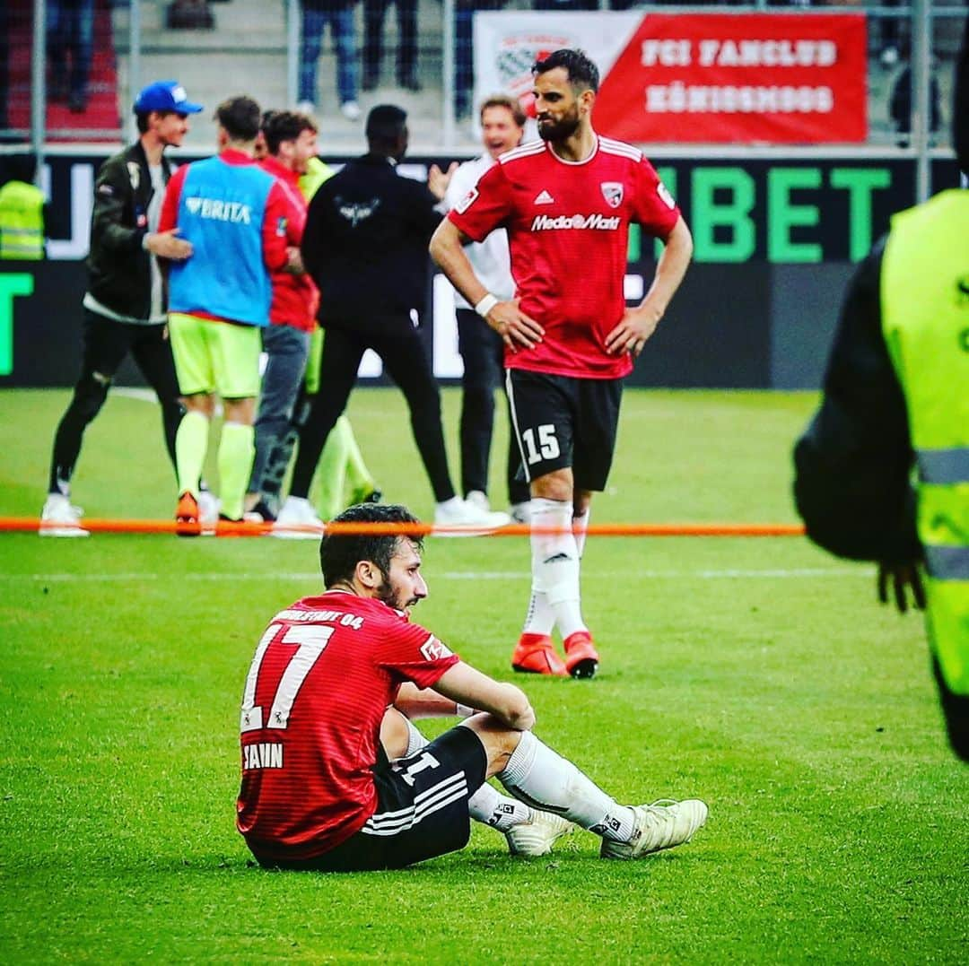 FCインゴルシュタット04さんのインスタグラム写真 - (FCインゴルシュタット04Instagram)「SCHLUSSPFIFF...‼️😞😢 Unsere #Schanzer verlieren mit 2:3 und steigen aus der 2. Bundesliga in die 3. Liga ab.  Das tut weh, aber wir kommen wieder ‼️👊🔥 . . . #FCISVWW #totgesagtelebenlänger #Zamrückrunde #UnsereSchanz #gemeinsam #Relegation #Endspiel #Ingolstadt #Wiesbaden #WehenWiesbaden #FCI #football #fussball #soccer #team #hope #ZweiteLiga #kämpfen #fight #today #now #allornothing #together #FCI #Heimspiel #AudiSportpark #fussball」5月29日 3時10分 - dieschanzer