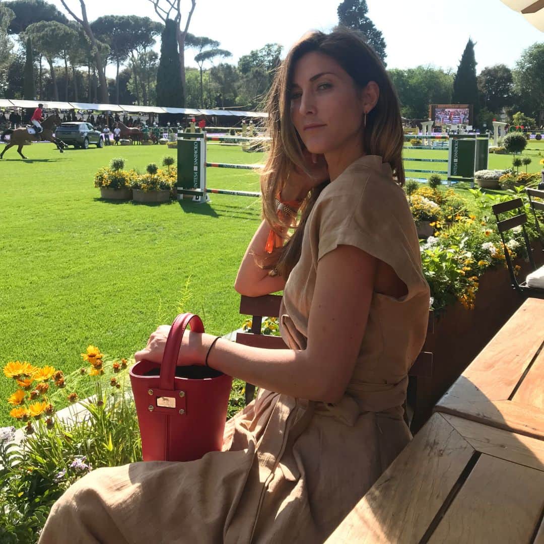 のインスタグラム：「Avvistata @doublespiral in #CompagniaItaliana: un mood iper classy con l'abito in cotone dalla #SS19.  #DiscoveringCompagniaItaliana」