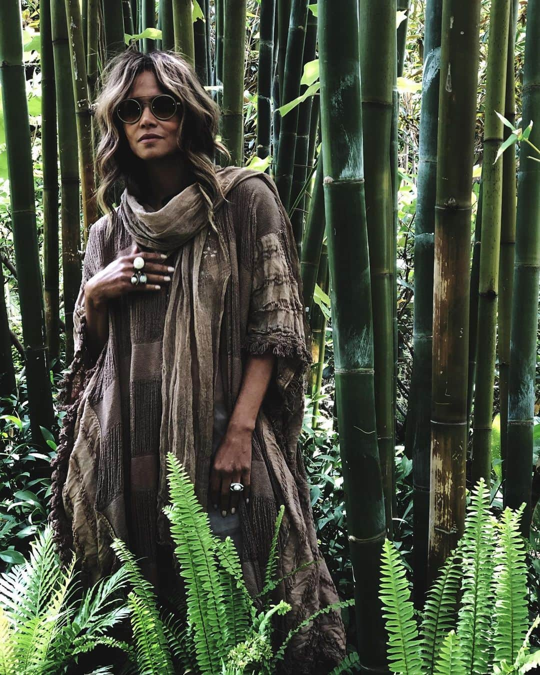 ハル・ベリーさんのインスタグラム写真 - (ハル・ベリーInstagram)「Channeling @lennykravitz vibes 🌿🔮 - @churchboutique」5月29日 3時24分 - halleberry