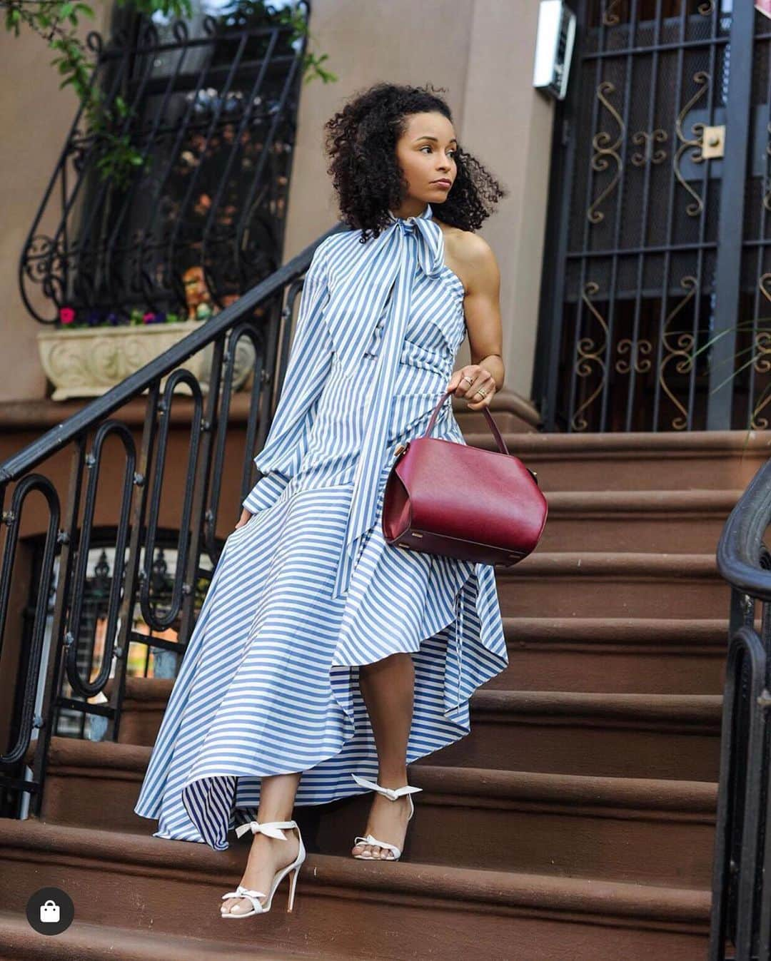 オスカーデラレンタさんのインスタグラム写真 - (オスカーデラレンタInstagram)「@Scoutthecity takes our cranberry baby #NOLObag for a twirl. Inspired by Brazilian architecture, this classic silhouette brings easy elegance to your everyday wardrobe.」5月29日 3時27分 - oscardelarenta