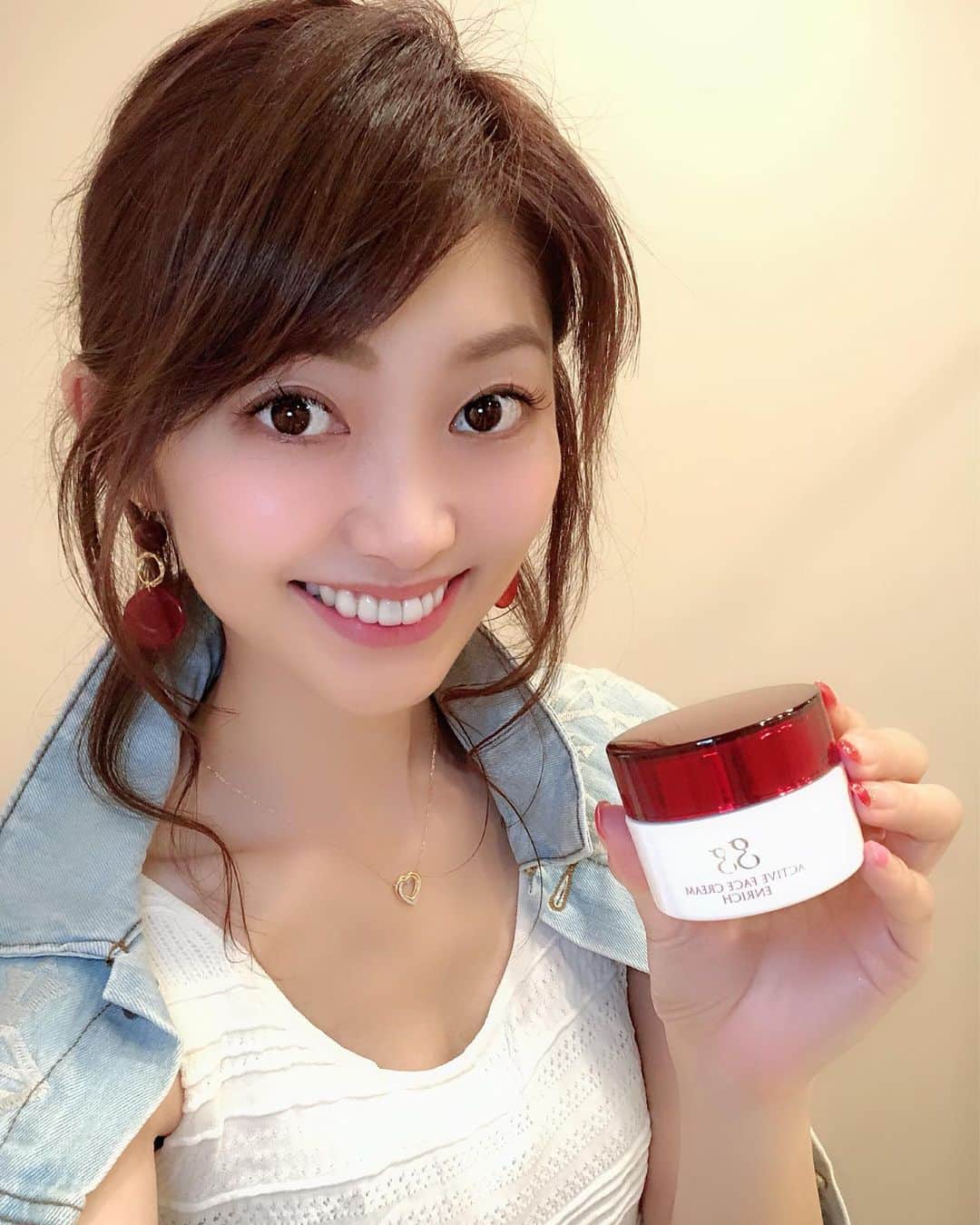のインスタグラム：「熱帯夜🔥☹️🔥 暑くて眠れてない人～🙋⁉️w * こちらは…ポッキー🍪でも有名な あの江崎グリコさんが💁‍♀️🌈 「食のチカラを美しさに変えてゆく。」を コンセプトとした【gg】ブランドから 🌶ggアクティブフェイスクリームエンリッチ🌶 美容クリームです❤️ * エンリッチは… シアバターをプラスしたコクのあるタイプ💚 オレンジ色の超濃密クリームです💕 乾燥が気になる私はエンリッチ派ですが💡 ジェルの様にみずみずしい🚰 「モイスト」もあります🎶 * 付け心地はしーーっとり🧡 一気にもっちり肌になるので もの凄い安心感❤️ * 今まで以上にお肌にたーっぷり 栄養をあげないとねっ🌱🚿💙 ✼••┈┈┈┈┈┈┈┈┈┈┈┈┈┈┈┈••✼ #ggアクティブフェイスクリームエンリッチ #gg #ジージー #江崎グリコ #美容 #美肌 #美容垢  #女子力アップ #ビューティー #instabeauty #美容day #美容好きな人と繋がりたい #女子力 #美容クリーム #エイジングケア #スキンケア#skincare #cosmetics #コスメ #cosme  #スキンケア用品 #美肌ケア #つるすべ肌 #美活 #化粧品 #女子力 #ビュースタグラマー #乾燥ケア #クリーム #コスメレポ ✼••┈┈┈┈┈┈┈┈┈┈┈┈┈┈┈┈••✼」