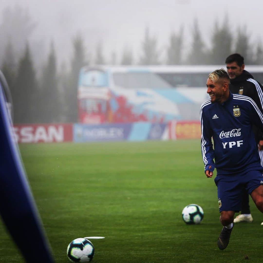 ロベルト・ペレイラさんのインスタグラム写真 - (ロベルト・ペレイラInstagram)「Seguimos preparándonos #vamosargentina🇦🇷 @afaseleccion @tatografias 📸」5月29日 3時47分 - maxipereyra37