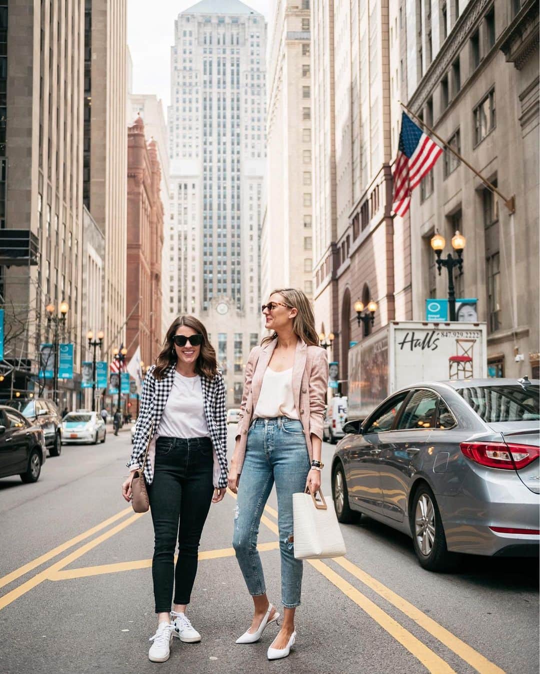 Anna Jane Wisniewskiのインスタグラム：「Business lunch with @lizadams - are you following our IG takeover on @liketoknow.it ? PS I’m obsessed with this linen-blend blazer..it’s perfectly oversized! (wearing a top shop size 6!) shop both of our looks in the app or here 👉🏻http://liketk.it/2C8WG #liketkit #blazers #businesscasual #chicagoloop 📸 @ironandhoney」
