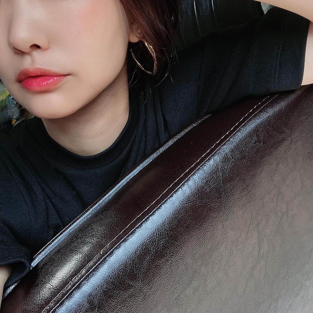 Yun chiのインスタグラム：「32歳になった。 . . まだまだ、ぐちゃぐちゃな私だけど、家族、と、みんなに、ありがとう。 . . #Happy#birthday#to#me#🎉 #selfie#Gemini#lilyofthevalley#emerald#DAYOFF#recording#guruguru#sarasara#red#liveperformance」