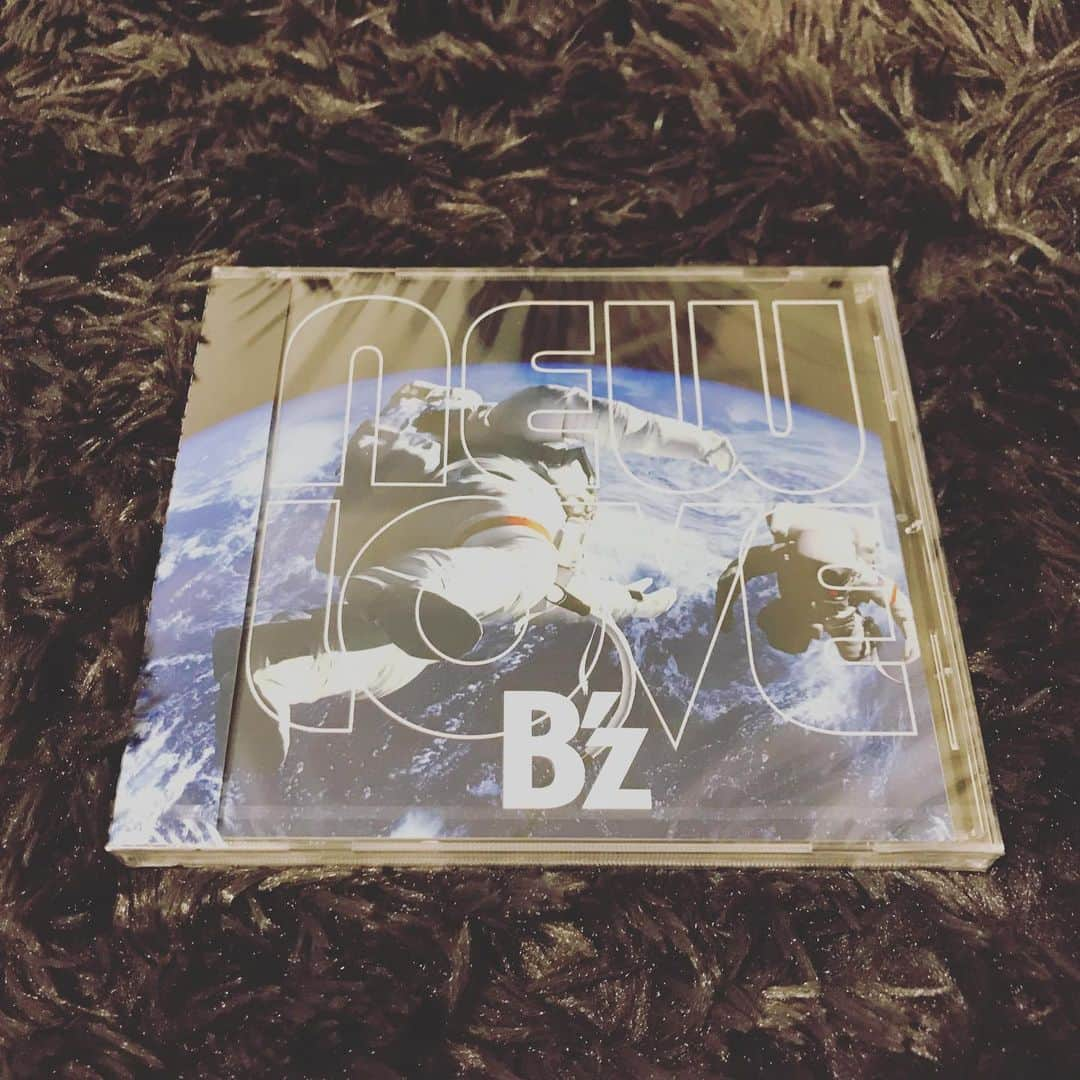 ハロー植田さんのインスタグラム写真 - (ハロー植田Instagram)「5/29発売のB’zアルバム「NEW LOVE」をフラゲ❤️どの曲も最高！！ ♪シンフォニーのように〜はだかの声で奏であおう〜（B’z『マジェスティック』より） #アルバム #new love #アルバム特典 #tシャツ #似合う #自分で言う奴 #最高のアルバムだ #どの曲もかっこよすぎ #早くツアー行きたい #ss席 #幕張メッセ #ハロー植田 #bz」5月29日 3時56分 - inababa178