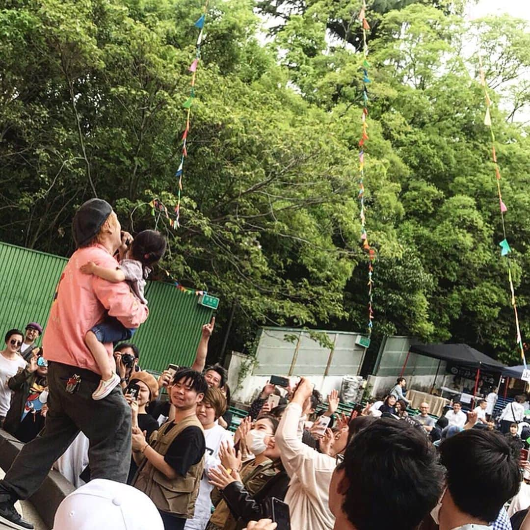 N∀OKIさんのインスタグラム写真 - (N∀OKIInstagram)「遅くなりましたが  Rainbow's End 2019  今年も 円山公園にて 好き放題歌いまくれて全部吹っ飛ぶくらい癒やされまくって笑いまくって楽しみまくって 至る幸せした これぞ正に 放電しながら充電の術  去年以上に ワンパク子供天国祭 わんさか子供集まってきて 普段なかなか感じれない景色にて ワテら1番 Still Kidsでパワープレイ 虹の麓から虹の終わりまで ぶっ飛べましたわな  あの場にいた皆さん FM京都α-STATION KYOTO MUSE 皆さん そして 螺旋階段のユキサダはん  とても とても ええ時間  ええ経験 ありがとうございました  2020年もよろしゅん  #RainbowsEnd2019 #マイケルパンチ  #sharlee」5月29日 3時51分 - chairoy1945