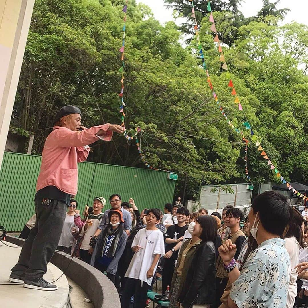 N∀OKIさんのインスタグラム写真 - (N∀OKIInstagram)「遅くなりましたが  Rainbow's End 2019  今年も 円山公園にて 好き放題歌いまくれて全部吹っ飛ぶくらい癒やされまくって笑いまくって楽しみまくって 至る幸せした これぞ正に 放電しながら充電の術  去年以上に ワンパク子供天国祭 わんさか子供集まってきて 普段なかなか感じれない景色にて ワテら1番 Still Kidsでパワープレイ 虹の麓から虹の終わりまで ぶっ飛べましたわな  あの場にいた皆さん FM京都α-STATION KYOTO MUSE 皆さん そして 螺旋階段のユキサダはん  とても とても ええ時間  ええ経験 ありがとうございました  2020年もよろしゅん  #RainbowsEnd2019 #マイケルパンチ  #sharlee」5月29日 3時51分 - chairoy1945