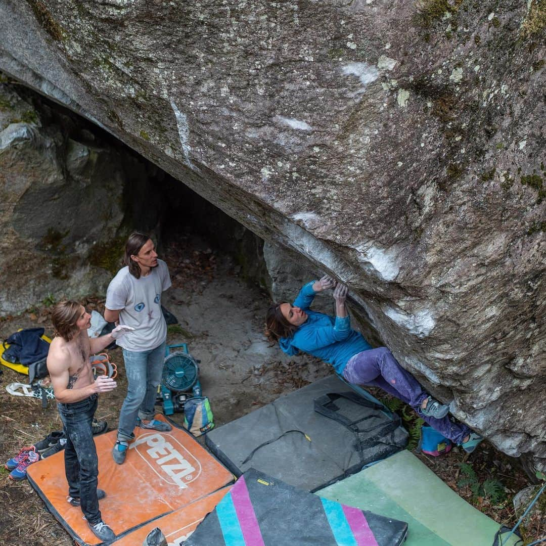 アレックス・パッチシオさんのインスタグラム写真 - (アレックス・パッチシオInstagram)「@mellowclimbing just dropped the a nice video of @dawoods89 and I climbing some fun blocks in Switzerland!  I climb this boulder pictured, “Heritage” V14/ 8B+, in it as well as “Amber” V13/ 8B.  The film also features @dawoods89 climbing the Kingdom, 8C/ V15! 😆  Tomorrow I go back to the states and I’ll definitely miss 🇨🇭, But ready to be back and see my Dog and have fun in the alpine! 🐶 😄😁 Photo: @_keenan_t  Video by: @westmountainmedia  #uhamikakuto #video #checkitout #climb」5月29日 3時57分 - alex_puccio89