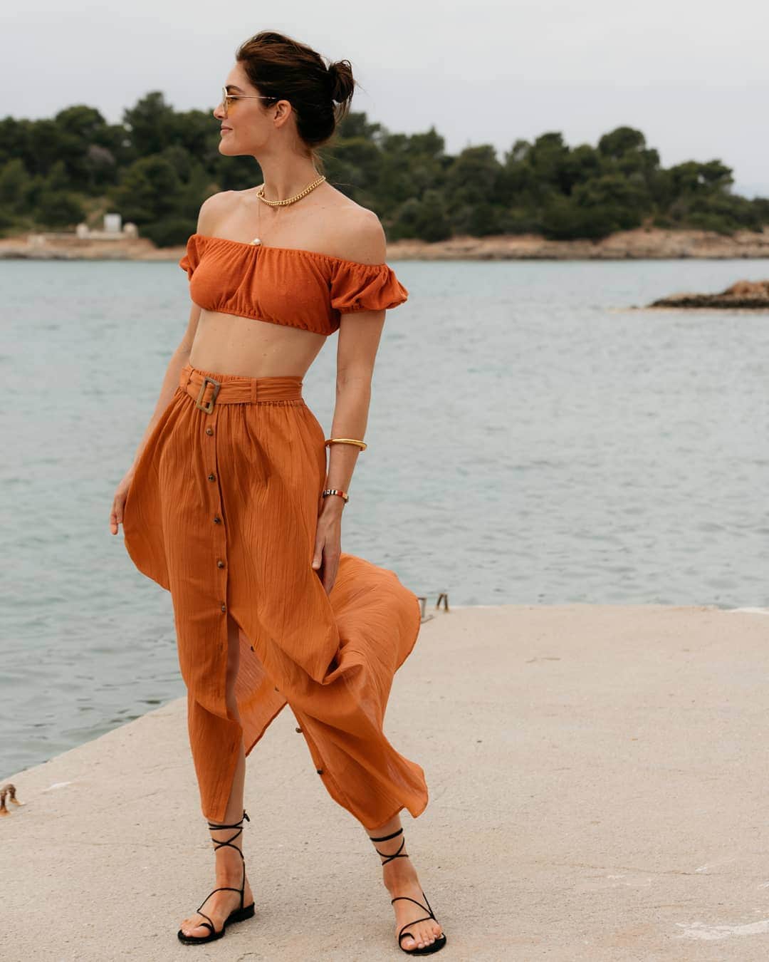 ネッタポルテさんのインスタグラム写真 - (ネッタポルテInstagram)「TANGERINE DREAMS: Perfect for balmy days and beach destinations, make like @hilaryrhoda and wear @lisamariefernandez's terracotta skirt with a coordinating bikini top. #TheNETSET  Tap the link in bio to shop your favorite looks from Instagram at #NETAPORTER. 📸: @danrobertsstudio」5月29日 4時04分 - netaporter