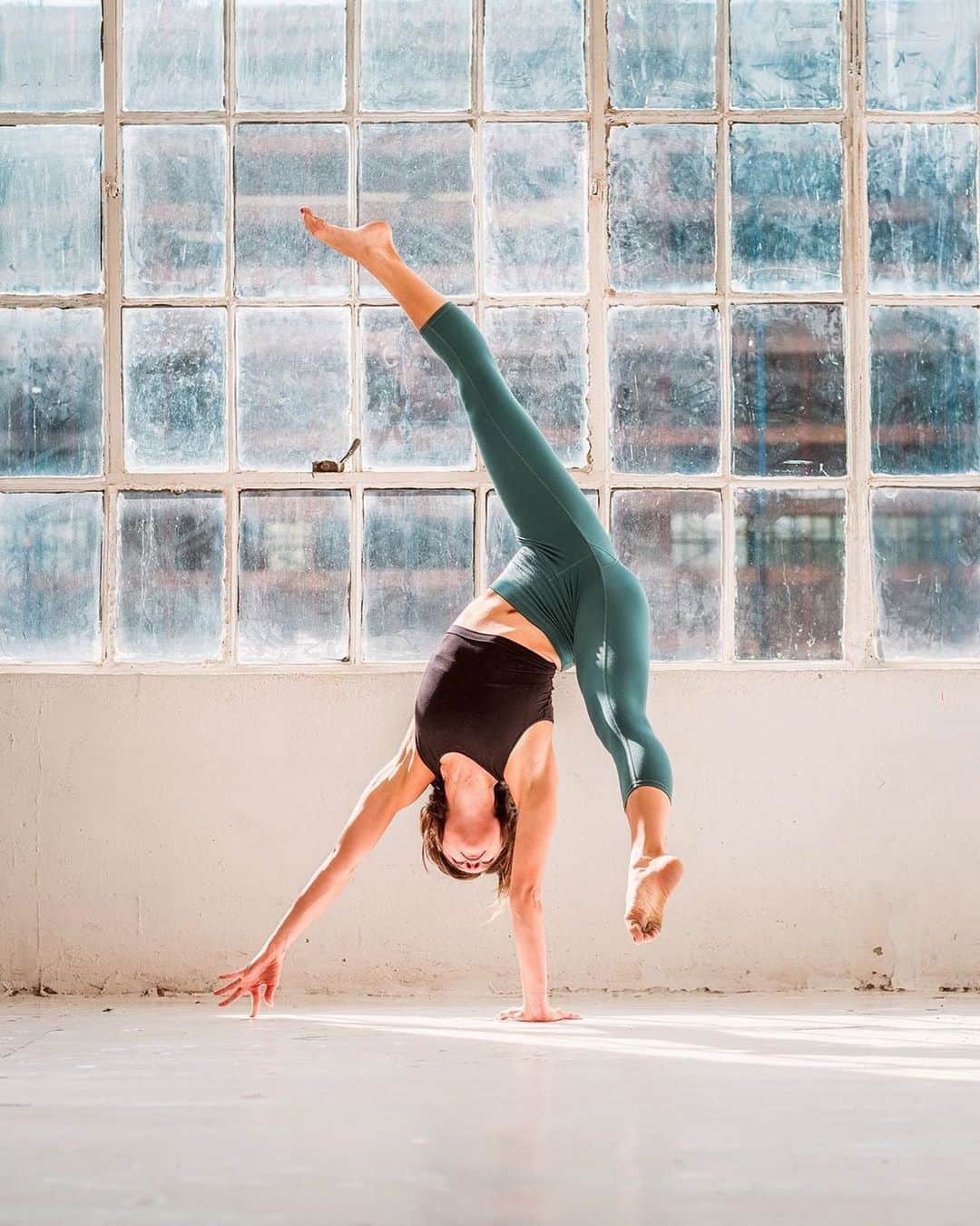 ALO Yogaさんのインスタグラム写真 - (ALO YogaInstagram)「✨ What’s YOUR yoga? ✨”Yoga may look like a one arm hand balance or a child’s pose but really the real yoga is perhaps where you acknowledge that your handstand isn’t as strong as you want it to be, and being satisfied with that. Or it’s quieting the ego’s desire to keep pushing and instead take the child’s pose you need. Or it is to sit quietly and simply BE, without distracting yourself with your phone, or a book, or someone else’s drama. Yoga is the inner work.” Wisdom and amazing & balance by @adellbridges in her Control Tank & Airbrush Leggings 🙏 #aloyoga #yoga  Tell us what your yoga is below! 💕」5月29日 4時01分 - aloyoga