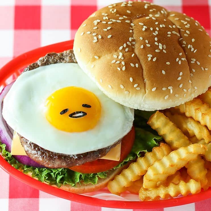 ぐでたまさんのインスタグラム写真 - (ぐでたまInstagram)「feeling egg-stra lazy on #nationalhamburgerday? 🍔 this #gudetama burger recipe by @thirstyfortea is anything but meh... visit the link in bio for the step-by-step recipe on sweet happy news... #monthofmeh」5月29日 4時02分 - gudetama