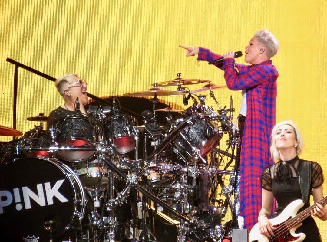 マーク・シュルマンさんのインスタグラム写真 - (マーク・シュルマンInstagram)「Great shot from NYC, rocking with @pink and @evagardner! Thank you to @cabojonny921 for the photo! @markyplanet @pinkiesfamily #beautifultraumatour #drumfamily #grateful」5月29日 4時04分 - markyplanet