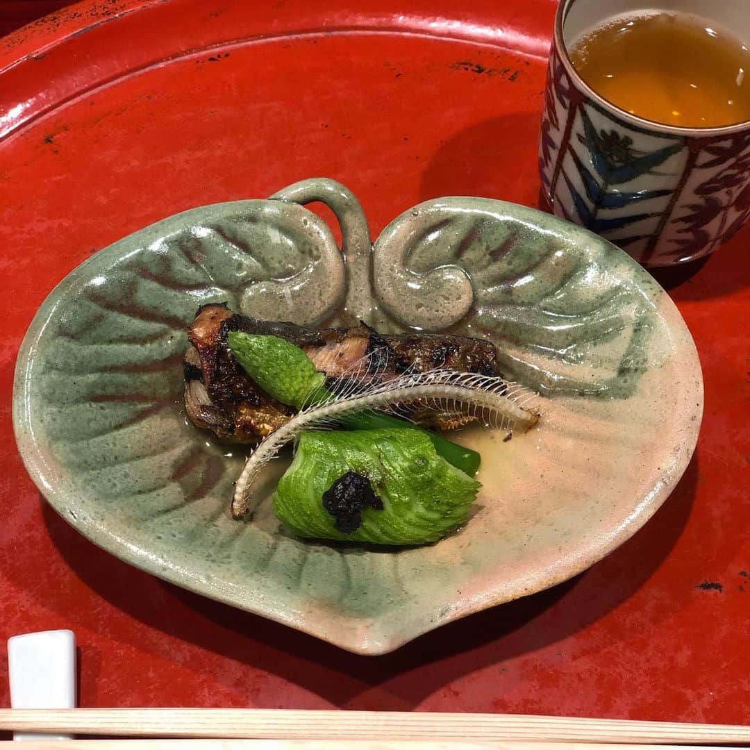 羽田あいさんのインスタグラム写真 - (羽田あいInstagram)「in京都  ご飯屋さんの時間まで時間あったから初の平安神宮行ってきた！ 伊勢神宮もなんだけど、こーゆー所ってすんごい空気キレイだよね✨気持ち良くなれる☺️ なかひがしさんの釜で炊くご飯が最高だった🐷 写真は2枚しか撮ってないけど、違うバリエーションでご飯出してくれるから美味しすぎて4杯お代わりしたよ🤭🤫最高20杯食べた人居るらしいww いつかチャレンジしてみたいww  #平安神宮 #なかひがし #京都」5月29日 4時14分 - ai_haneda0922
