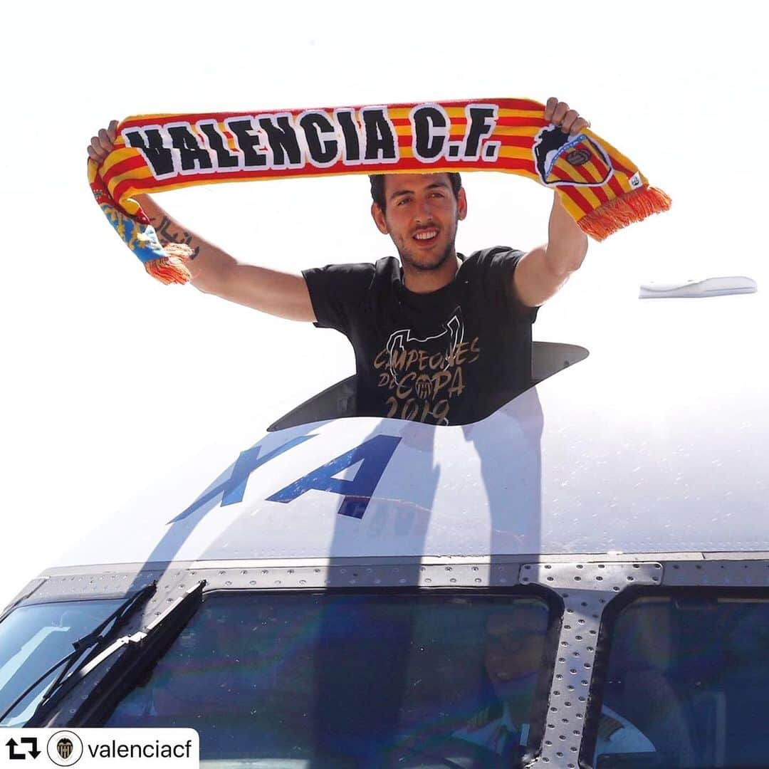 LFPさんのインスタグラム写真 - (LFPInstagram)「Just captain things...! 🧡✈️ • #Parejo #Valencia #LaLigaSantander #LaLiga」5月29日 4時13分 - laliga