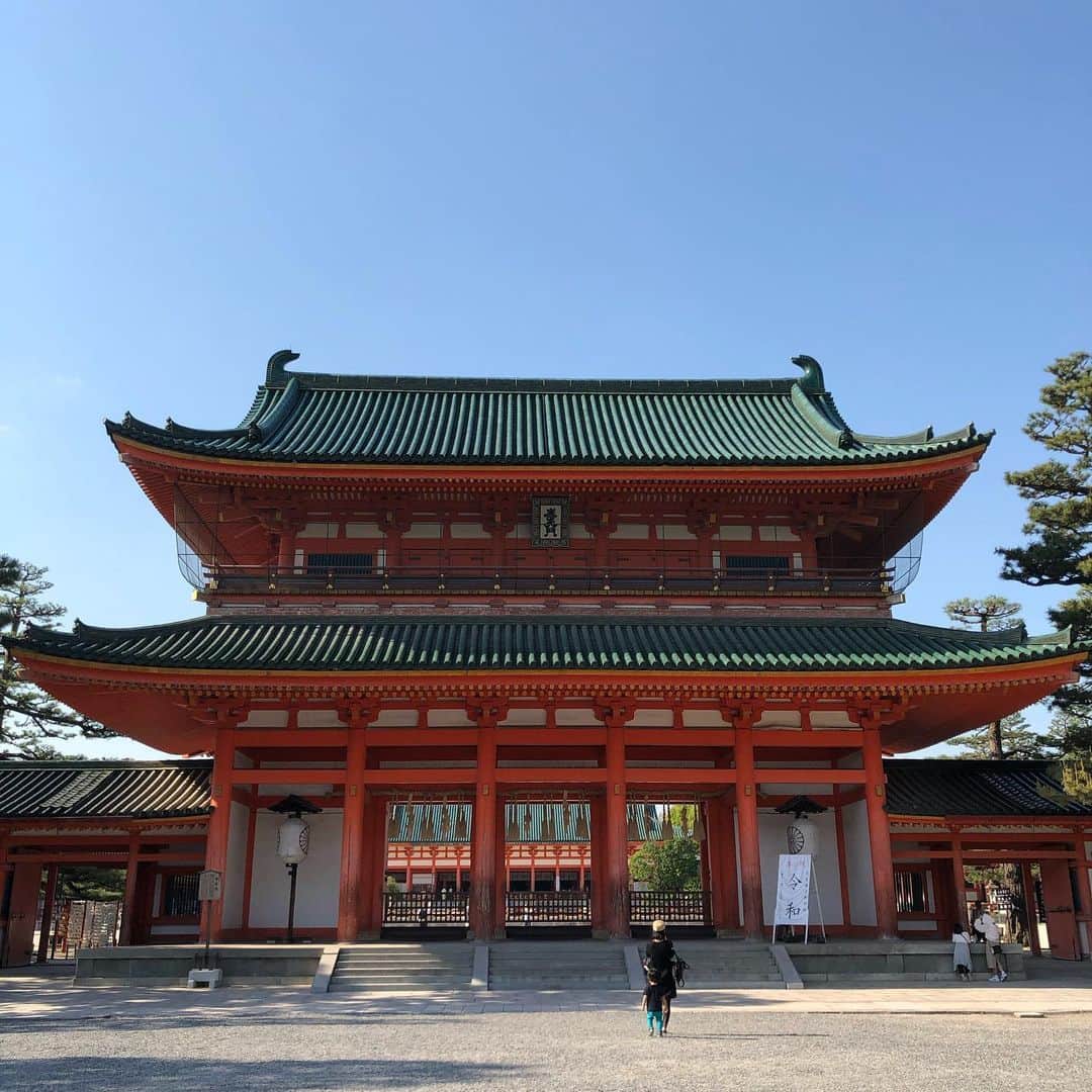のインスタグラム：「in京都  ご飯屋さんの時間まで時間あったから初の平安神宮行ってきた！ 伊勢神宮もなんだけど、こーゆー所ってすんごい空気キレイだよね✨気持ち良くなれる☺️ なかひがしさんの釜で炊くご飯が最高だった🐷 写真は2枚しか撮ってないけど、違うバリエーションでご飯出してくれるから美味しすぎて4杯お代わりしたよ🤭🤫最高20杯食べた人居るらしいww いつかチャレンジしてみたいww  #平安神宮 #なかひがし #京都」