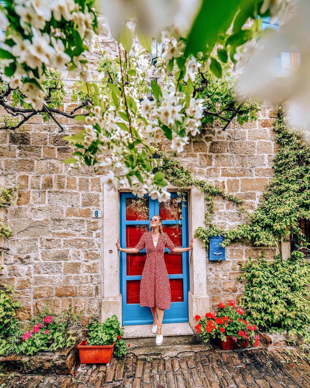 Izkizのインスタグラム：「Yesterday we visited the picturesque hilltop town of Grožnjan in Istria @Shareistria 🌸 Although it was raining when we were there it couldn’t dampen our spirits because the town is sooo charming...think cobblestoned streets, brightly colored doors and picture perfect balconies dripping with pretty flowers. If you’re in Istria, put it on your list to visit! #ShareIstria @shareistria」
