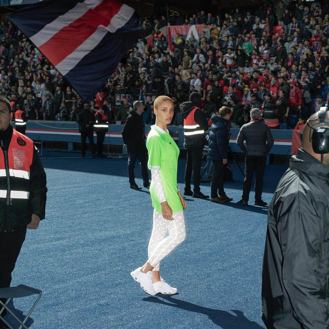 Vogue Runwayさんのインスタグラム写真 - (Vogue RunwayInstagram)「When members of the U.S. Women’s National Team step out on the pitch in June for the 2019 FIFA Women’s World Cup, they’ll do so in @Nike’s first-ever women’s exclusive jerseys made from recycled materials. The brand is unveiling four collaborations designed by women, representing a swath of up-and-coming talent that spans three countries and two continents.  For @MarineSerre_official's two-piece collab, Serre designed a version of Nike's revolutionary FlyKnit bra and a half-moon bodysuit that corresponds to a neon-green women's jersey. For more on Serre's pieces, as well as the three other Nike collaborations, tap the link in our bio.」5月29日 4時24分 - voguerunway