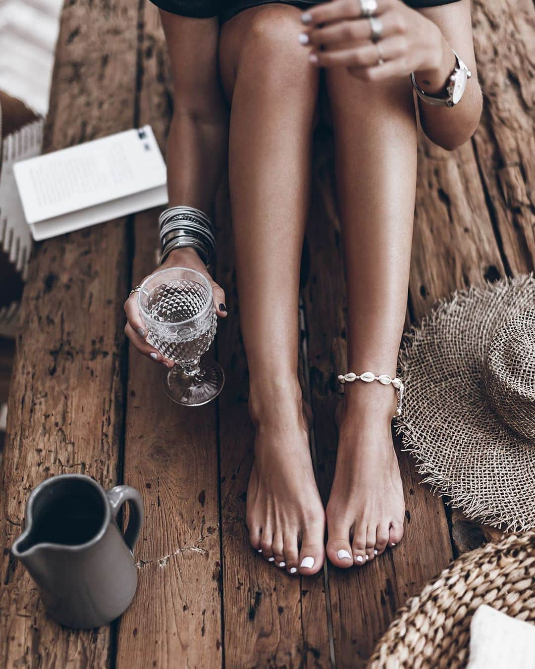 ジャクリーン・ミクタさんのインスタグラム写真 - (ジャクリーン・ミクタInstagram)「Light or dark? 🌚 🌝 or maybe super colorful? I went with dark grey pedi for years but felt my toes needed some light summer love too! Happy Tuesday loves!」5月29日 4時30分 - mikutas