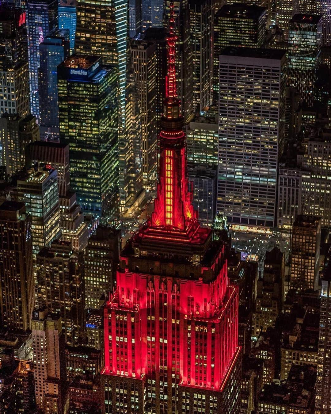 Empire State Buildingさんのインスタグラム写真 - (Empire State BuildingInstagram)「We're lighting up the sky red this evening as we honor World Blood Cancer Day and @DKMS_us! #EmpireStateBuilding 🔴 . 📸: @jkhordi」5月29日 4時30分 - empirestatebldg