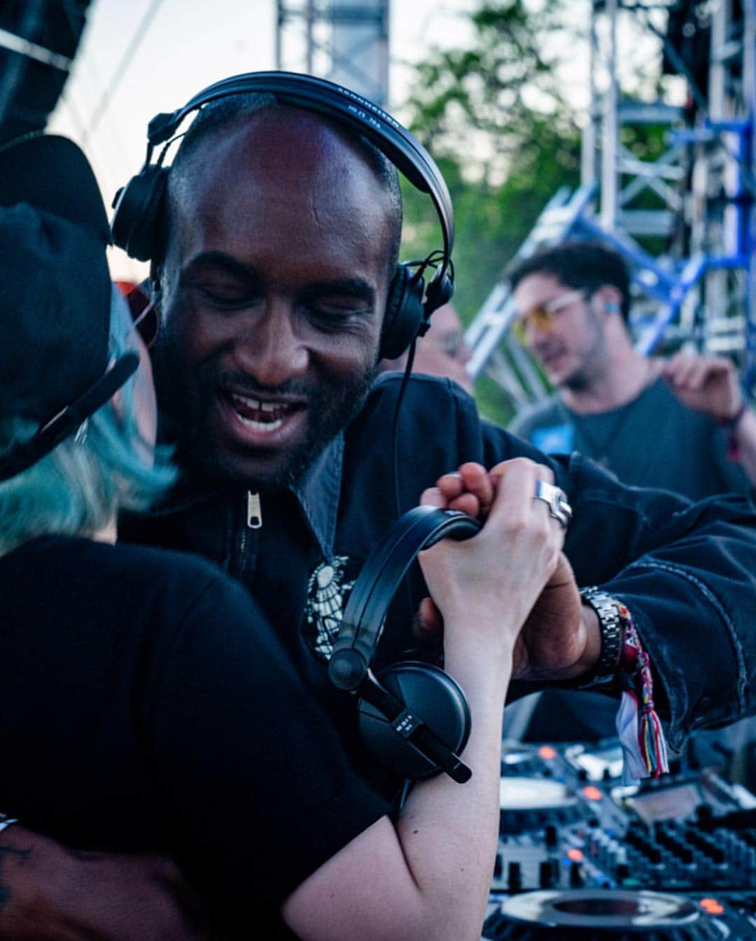 マヤ・ジェーン・コールスさんのインスタグラム写真 - (マヤ・ジェーン・コールスInstagram)「Some more moments from @movementdetroit including meeting this cute af lil’ puppy that came to play behind the stage (Hope his ears weren’t hurting too much!) 🐶 and sharing the stage with these lovely boys @virgilabloh @locodiceofc @artdepartmentofficial Special thanks to @four13photo__ for all the photos 🖤」5月29日 4時41分 - mayajanecolesofficial