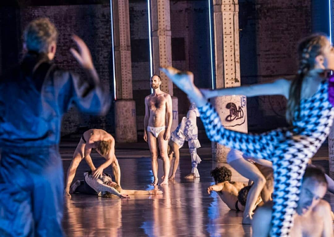 テート・ギャラリーさんのインスタグラム写真 - (テート・ギャラリーInstagram)「Testing the limits of how we experience dance, one of Europe's most daring and dynamic choreographers Boris Charmatz returns to Tate Modern's Turbine Hall for the London premiere of 10000 Gestures.  22-23 June. Performance programme in today's bio.  Photos © Tristram Kenton」5月29日 4時33分 - tate