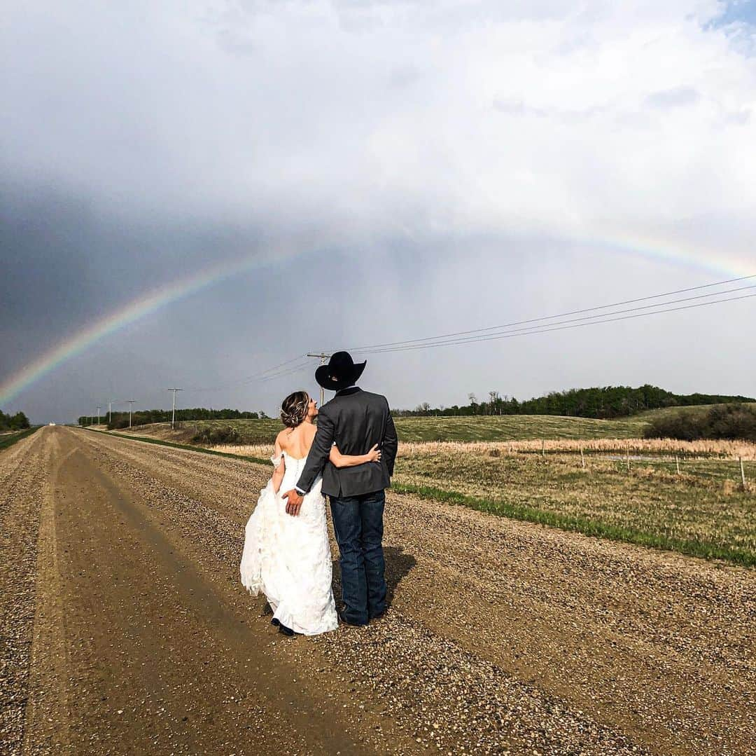 ペイジ・ローレンスさんのインスタグラム写真 - (ペイジ・ローレンスInstagram)「After a few days to process, I find that my heart and head are still reeling with all the happy emotions and memories from our most perfect wedding day/week!!!! I don’t yet have the words to convey the love and happiness I feel right now, but they say “a picture is worth a thousand words” so here you go..... All I will say right now is- @richmondchampion I love you with my whole heart and I am so honoured and blessed to be your wife! Forever with you won’t be long enough!!!! • • (More photos and words to follow in the days to come!) #MrsChampion #acoupleofchamps」5月29日 4時42分 - paigehlawrence