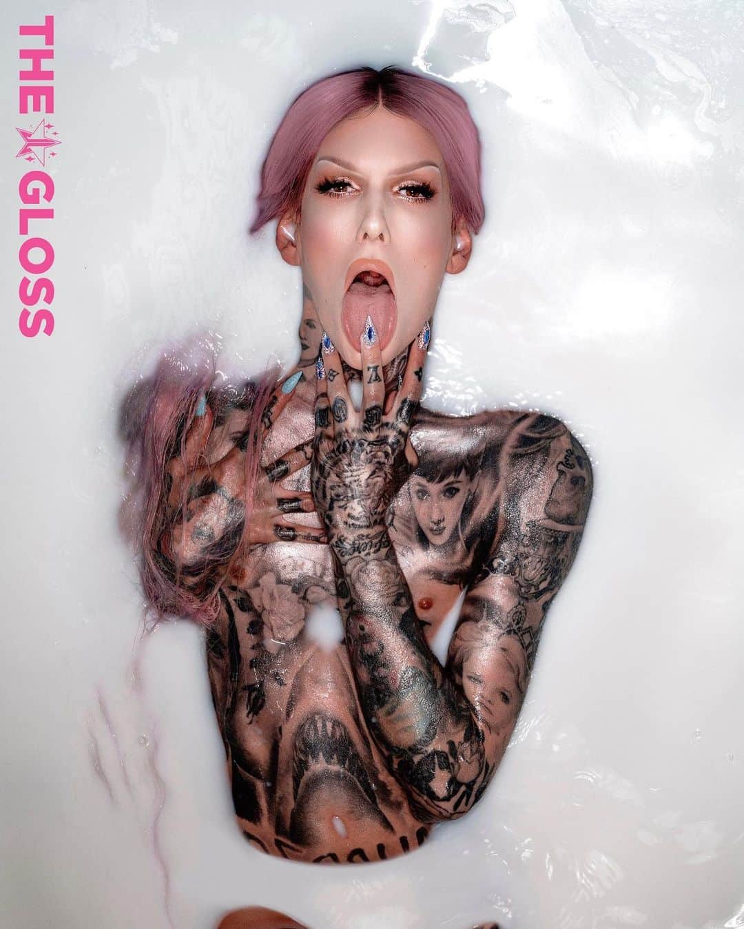 Jeffree Star Cosmeticsさんのインスタグラム写真 - (Jeffree Star CosmeticsInstagram)「INTRODUCING... T H E 👑 G L O S S  Our first ever #lipgloss formula has just been revealed!!! Watch Jeffree swatch all 18 shades on his channel 💖 link in our bio!! Launching on May 31st!!!! @ 10AM PST / 1PM EST ⭐️ Retail: $18.00 ⭐️ #jeffreestarcosmetics #thegloss  Photo by: @marcelocantuphoto  Makeup by: @lipsticknick  Hair by: @jesushair」5月29日 4時54分 - jeffreestarcosmetics