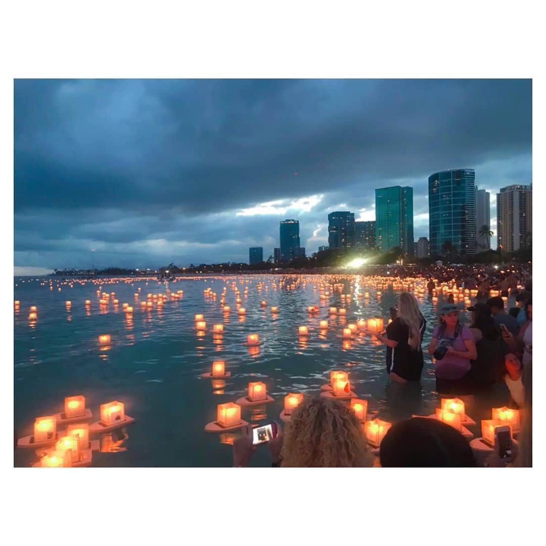 荒川れん子のインスタグラム：「Memorial Day 2019 at Ala Moana Beach Park🕯🌊 昨日の灯籠流し。ハワイで毎年こんなに大規模に行われているのが凄いなーと思う。たまたま現場でお仕事中の知り合いのカメラマンさんに会った時「毎回それぞれの想いが伝わってきてグッときちゃうんだよね」と話していました。そうなの。私も毎回メッセージ書く時に胸がいっぱいになり手が止まってしまう。毎年こんな機会をつくってくれることに改めて感謝なのです🙏 . . #hawaii #honolulu #aloha #lovehawaii #memorialday #luckywelivehawaii #hawaiilife #grandma #family #lanternfloating #travel #trip #beachlife #tropical #lifeisajourney #hawaiistagram #instahawaii #ハワイ #オアフ #モロカイ島 #ハワイ生活 #ハワイ暮らし #旅 #ハワイ好き #ハワイ旅行 #灯籠流し #海 #ビーチ #おばあちゃん #家族」