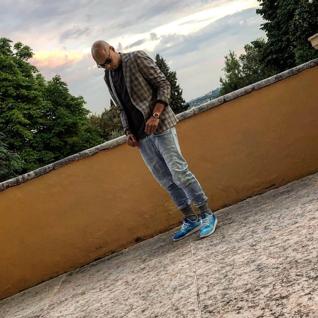 ヨアン・ベナルアンのインスタグラム：「Explore the world 🌎 #yb29pablopicasso #world #travel #life」