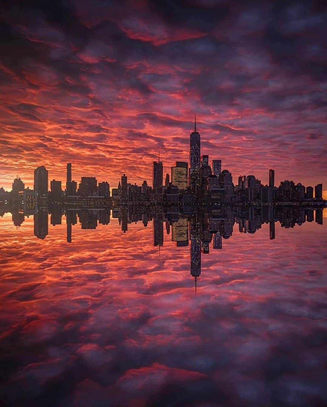 Instagramersさんのインスタグラム写真 - (InstagramersInstagram)「Enjoy this amazing NYC sunrise by @beholdingeye at @igersusa 😍📸 #igersUSA #igers」5月29日 5時04分 - igers
