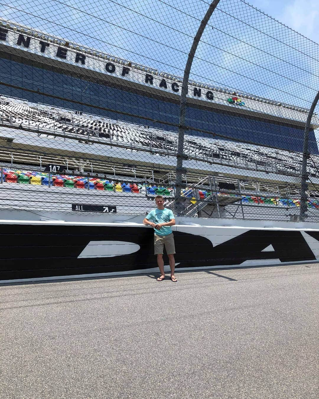 Mathieu Ostiguyさんのインスタグラム写真 - (Mathieu OstiguyInstagram)「Drivers, start your engines! • • #florida #daytonabeach #daytona500 #daytonainternationalspeedway #nascar #littleboydream #cars #flashmcqueen」5月29日 5時07分 - math.ostiguy27