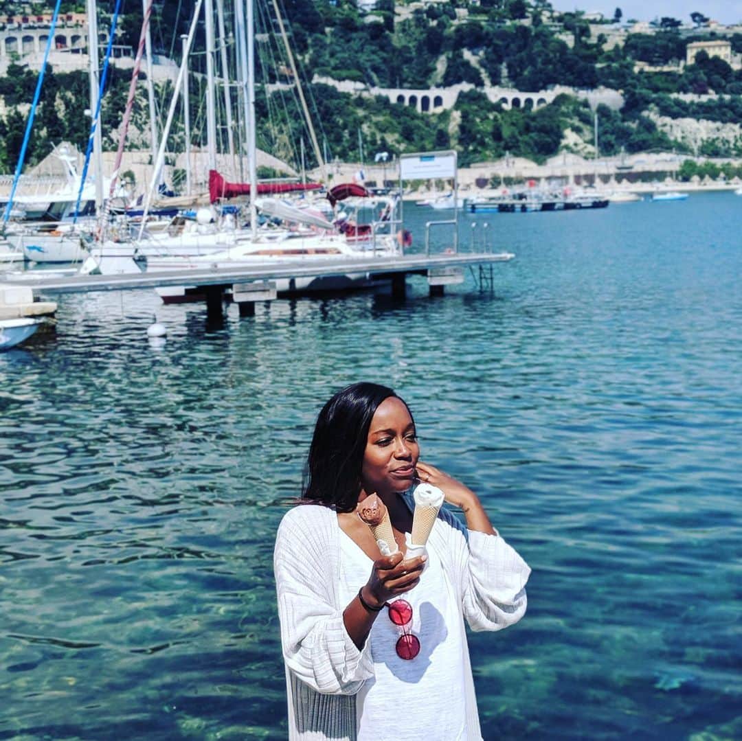 アジャ・ナオミ・キングのインスタグラム：「Where did my holiday go? 😩 And why isn’t there a chocolate ice cream emoji? 🍦」