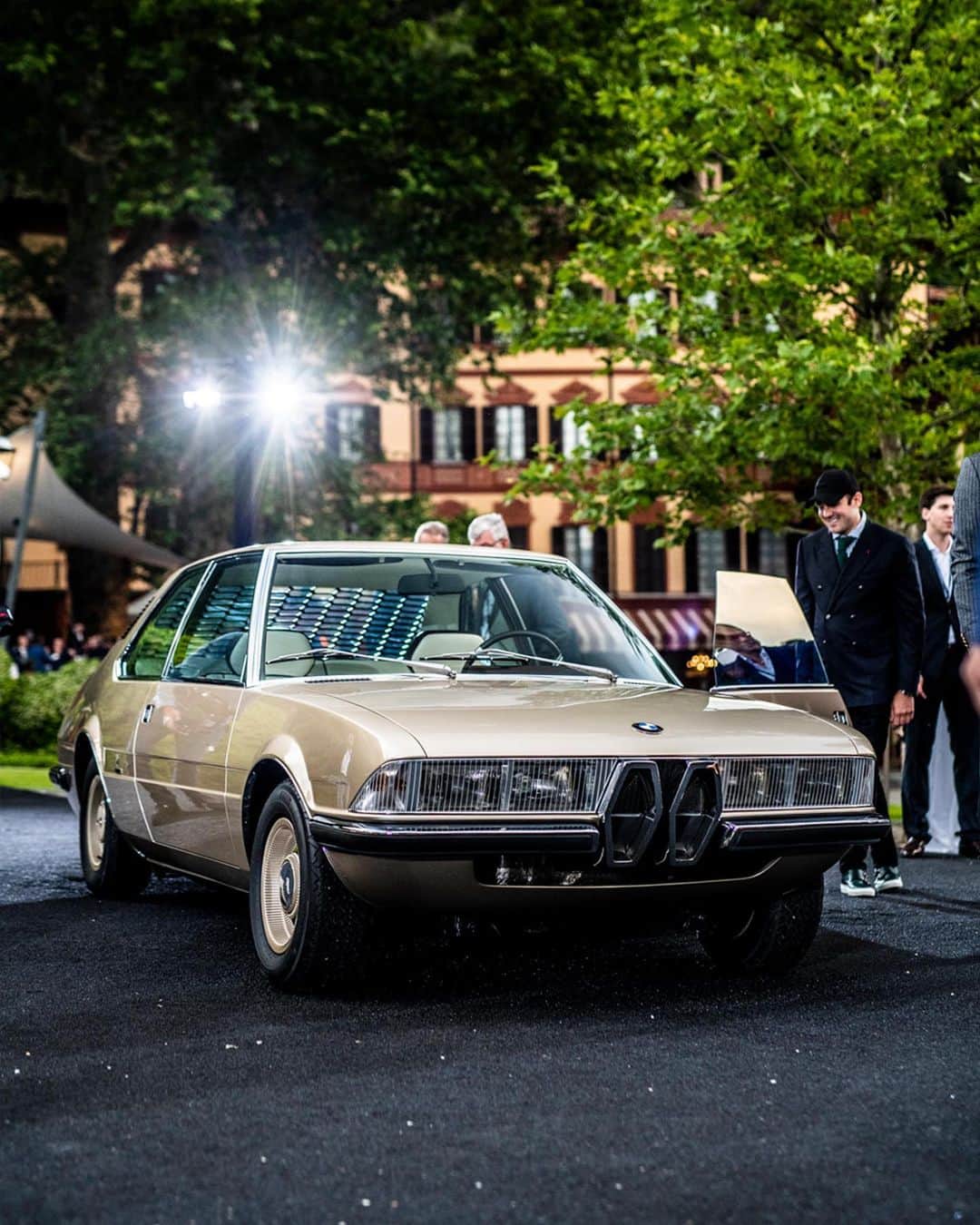 BMWのインスタグラム：「The recreation of an iconic and almost forgotten design. The BMW Garmisch celebrating its debut at the 2019 @concorsodeleganza_vde.  #BMW #Garmisch #BMWclassic @bmwclassic」